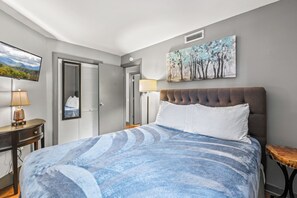 Leilighet, flere senger, spabadekar, fjellutsikt (Timber Ridge Escape) | 2 soverom, individuelt dekorert og individuelt innredet