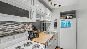 Condo, nhiều giường, bồn tắm nước nóng, quang cảnh núi (Timber Ridge Escape) | Bếp riêng | Dụng cụ pha cà phê/trà 