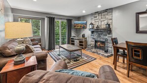 Condo, nhiều giường, bồn tắm nư  ớc nóng, quang cảnh núi (Timber Ridge Escape) | Khu phòng khách | TV màn hình phẳng 40-inch có truyền hình kỹ thuật số 