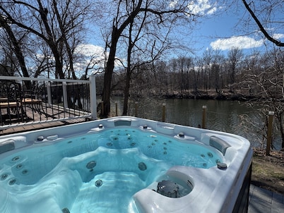 Private Waterfront Retreat – Cozy Fall/Winter Getaway • Hot Tub • Sauna •Firepit