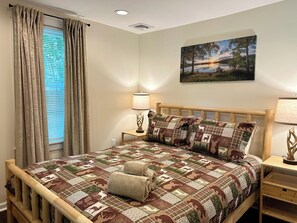 3 bedrooms, desk, iron/ironing board, travel crib - Private Waterfront Retreat – Cozy Fall/Winter Getaway • Hot Tub • Sauna •Firepit (Saugerties)