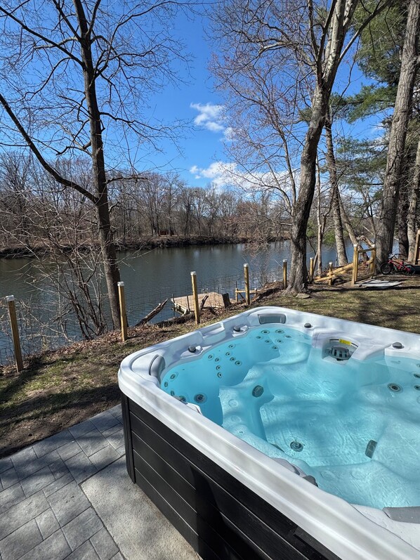 Outdoor spa tub - Private Waterfront Retreat – Cozy Fall/Winter Getaway • Hot Tub • Sauna •Firepit (Saugerties)
