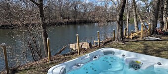 Private Waterfront Retreat – Cozy Fall/Winter Getaway • Hot Tub • Sauna •Firepit