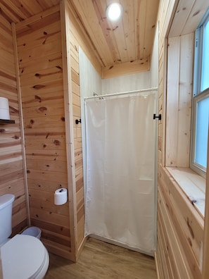 Shower, hair dryer, towels, soap - Slow Your Roll - Luxury cabin close to Granbury, Glen Rose, and Stephenville (Bluff Dale)
