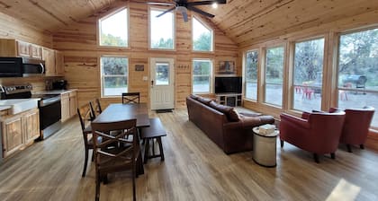 Slow Your Roll - Luxury cabin close to Granbury, Glen Rose, and Stephenville