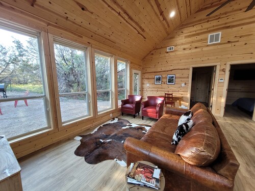 Slow Your Roll - Luxury cabin close to Granbury, Glen Rose, and Stephenville