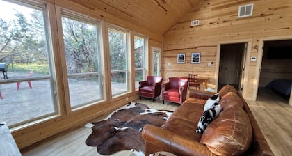 Slow Your Roll - Luxury cabin close to Granbury, Glen Rose, and Stephenville