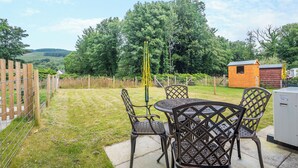 Outdoor dining - 2 bedroom accommodation in Lamlash (Lamlash)