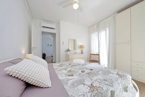 1 bedroom, travel cot, free WiFi, bed sheets - Cozy apartment 100 m. from FS station and 200 m. from sea and center. (Nettuno)