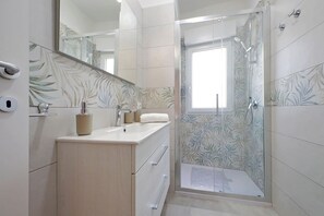 Asciugacapelli, asciugamani, sapone, shampoo