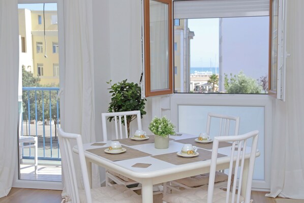 Dining - Cozy apartment 100 m. from FS station and 200 m. from sea and center. (Nettuno)