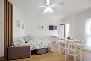 1 dormitorio, cuna de viaje, wifi gratis y ropa de cama