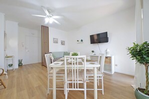 Dining - Cozy apartment 100 m. from FS station and 200 m. from sea and center. (Nettuno)