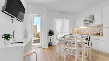 Kühlschrank, Ofen, Geschirrspüler, Wasserkocher