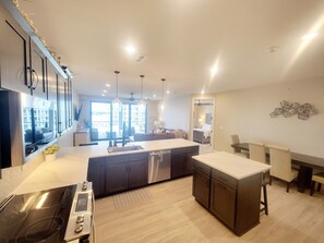 Four à micro-ondes, un four, surface de cuisson, lave-vaisselle