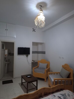 Comfort Room, 1 Double Bed, Ground Floor | 3 bedrooms, hypo-allergenic bedding, pillow-top beds