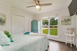 4 bedrooms, desk, iron/ironing board, travel cot - Beach 6 min. drive, Bay Access 2 blocks away, RV Hookup in Driveway (Pensacola)