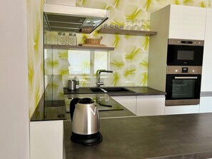 Een microgolfoven, een oven, een vaatwasser