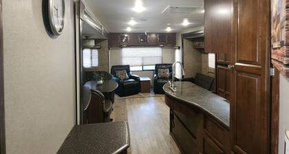 Cozy RV on Clinch River with AC, WiFi, Fire pit