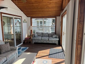 TV - Cozy 2-bedroom lake house with rock and roll theme , on the water. (White pigeon)