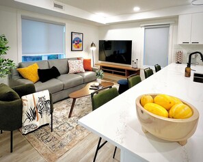 Smart TV, fireplace, stereo - T201 Central Canmore 3BR Home- A/C, Free parking, Spacious & Cozy, Sleeps 8 (Canmore)