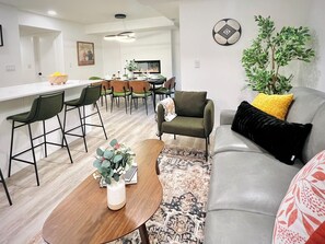 スマートテレビ、暖炉、ステレオ