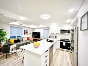 Fridge, microwave, oven, stovetop - Vista Central- downtown, free parking, view, spacious, 3BD, sleeps 8 -T201 (Canmore)