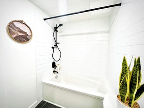 Secadora de cabello, toallas, jabón, shampoo 