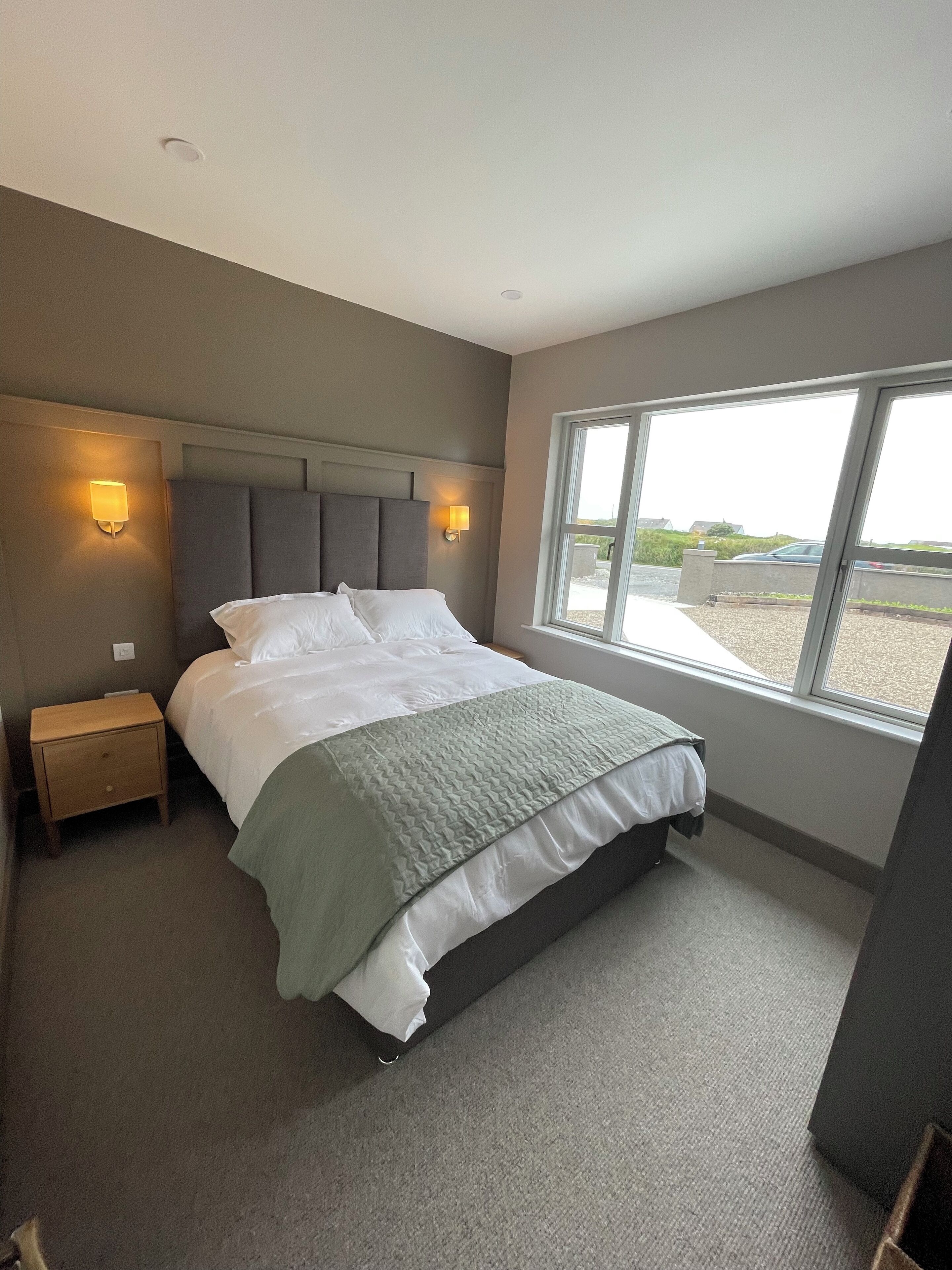 Een strijkplank/strijkijzer, wifi, beddengoed