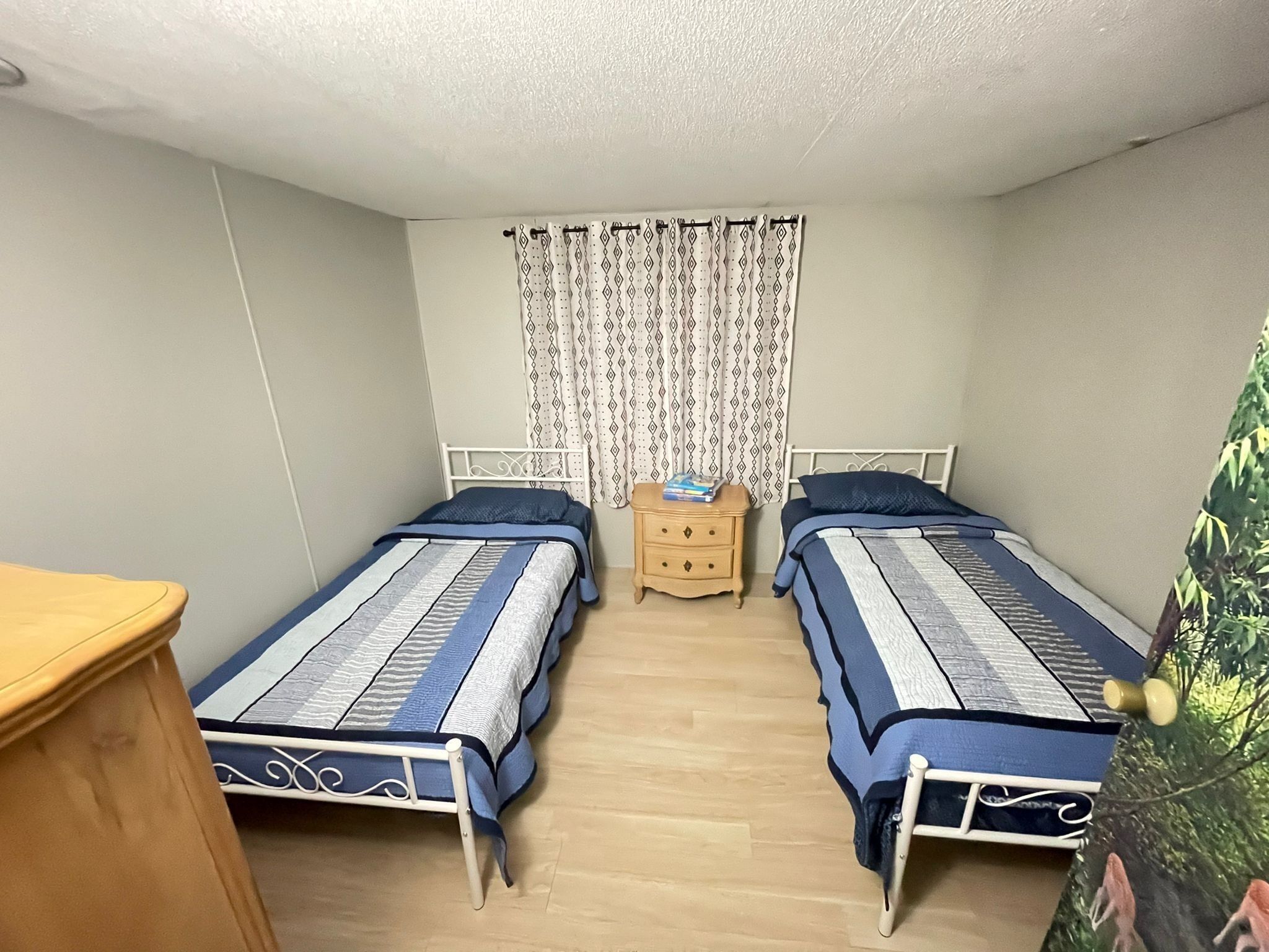 3 bedrooms, desk, iron/ironing board, travel crib