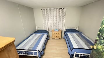 3 bedrooms, desk, iron/ironing board, travel crib