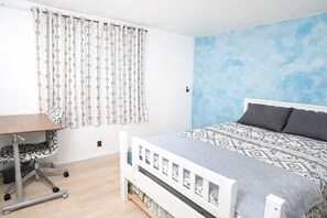 3 slaapkamers, een bureau, een strijkplank/strijkijzer, reisbedje
