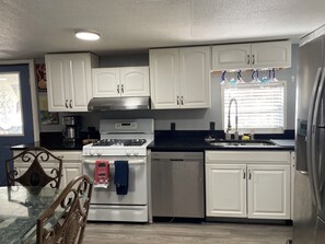 Fridge, microwave, oven, stovetop - Cozy 3-bedrooms manufacturer home in soothing Lutz with WiFi, AC (Lutz)