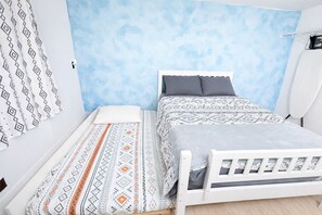 3 slaapkamers, een bureau, een strijkplank/strijkijzer, reisbedje