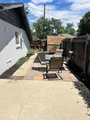 Outdoor dining - Lovely 3-bedroom house 5 minutes from Denver Zoo and 10 min from Downtown! (Denver)