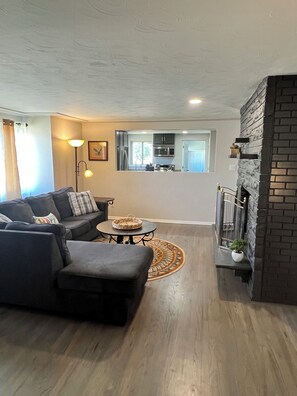 Smart TV, fireplace, table football - Lovely 3-bedroom house 5 minutes from Denver Zoo and 10 min from Downtown! (Denver)