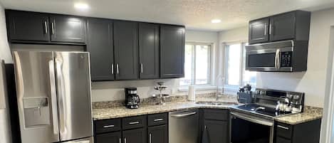 Micro-ondes, four, plaque de cuisson, lave-vaisselle