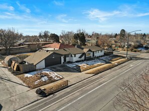 Exterior - Lovely 3-bedroom house 5 minutes from Denver Zoo and 10 min from Downtown! (Denver)