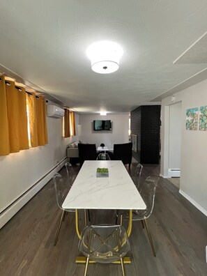 Dining - Lovely 3-bedroom house 5 minutes from Denver Zoo and 10 min from Downtown! (Denver)