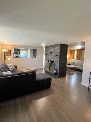 Smart TV, fireplace, table football - Lovely 3-bedroom house 5 minutes from Denver Zoo and 10 min from Downtown! (Denver)