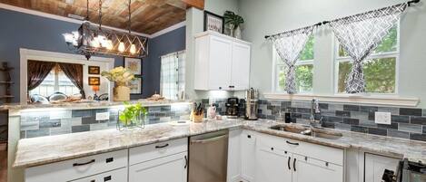 雪櫃、微波爐、焗爐、爐具