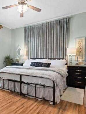 2 bedrooms, desk, WiFi, bed sheets - Charming 1900 Victorian home in the country  (Mineral Wells)