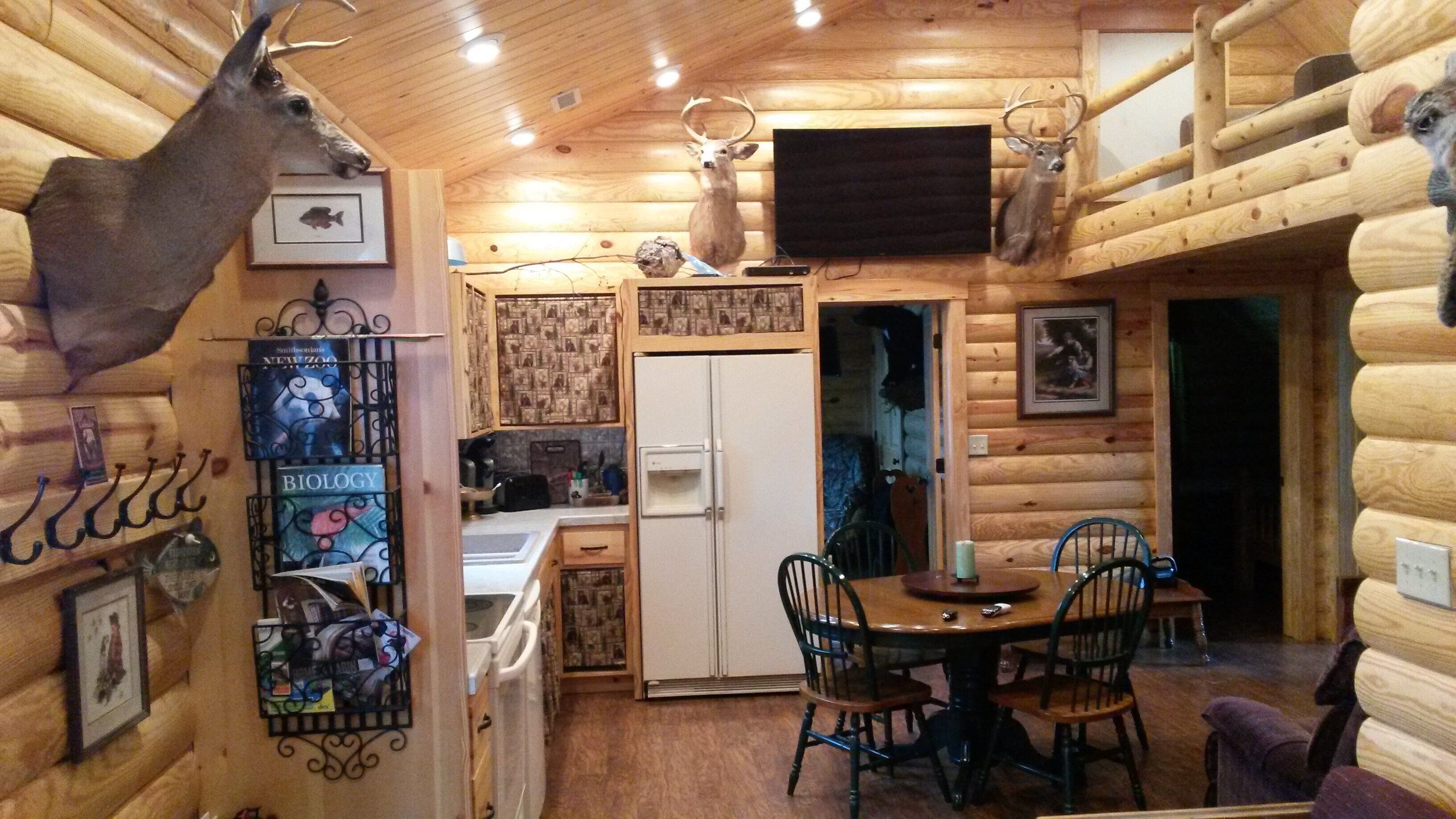 Charming 2nd floor, 2-BR, hunting cabin style apartment in Moneta. 