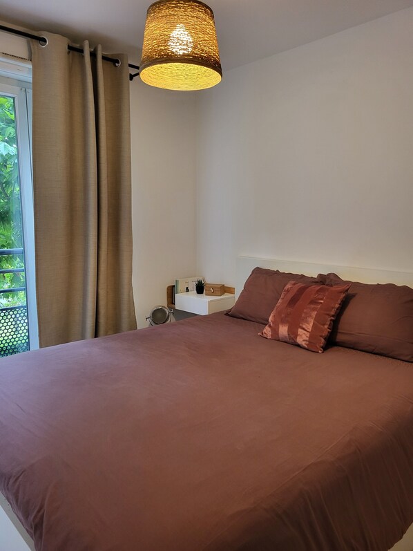 2 bedrooms, iron/ironing board, WiFi, bed sheets