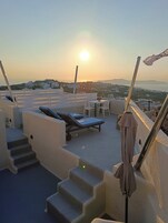 Apartamento standard, 2 quartos, sacada, vista para o mar | Cofres nos quartos, individualmente mobiliados