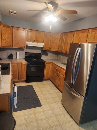 1-bedroom house with coutry side appeal, 10 min from town with AC/heat, WiFi