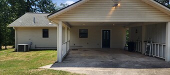 1-bedroom house with coutry side appeal, 10 min from town with AC/heat, WiFi