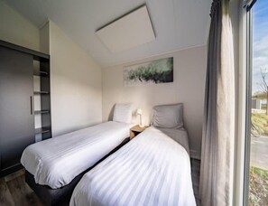 Chalet | 3 bedrooms, individually furnished, bed sheets - Waterfront Chalet for 6 in Kampen (Kampen)