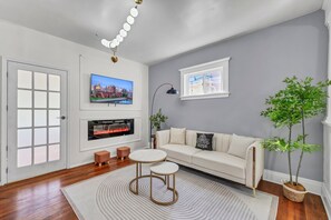 Smart-TV, Kamin, Videospiele, Tischfußball