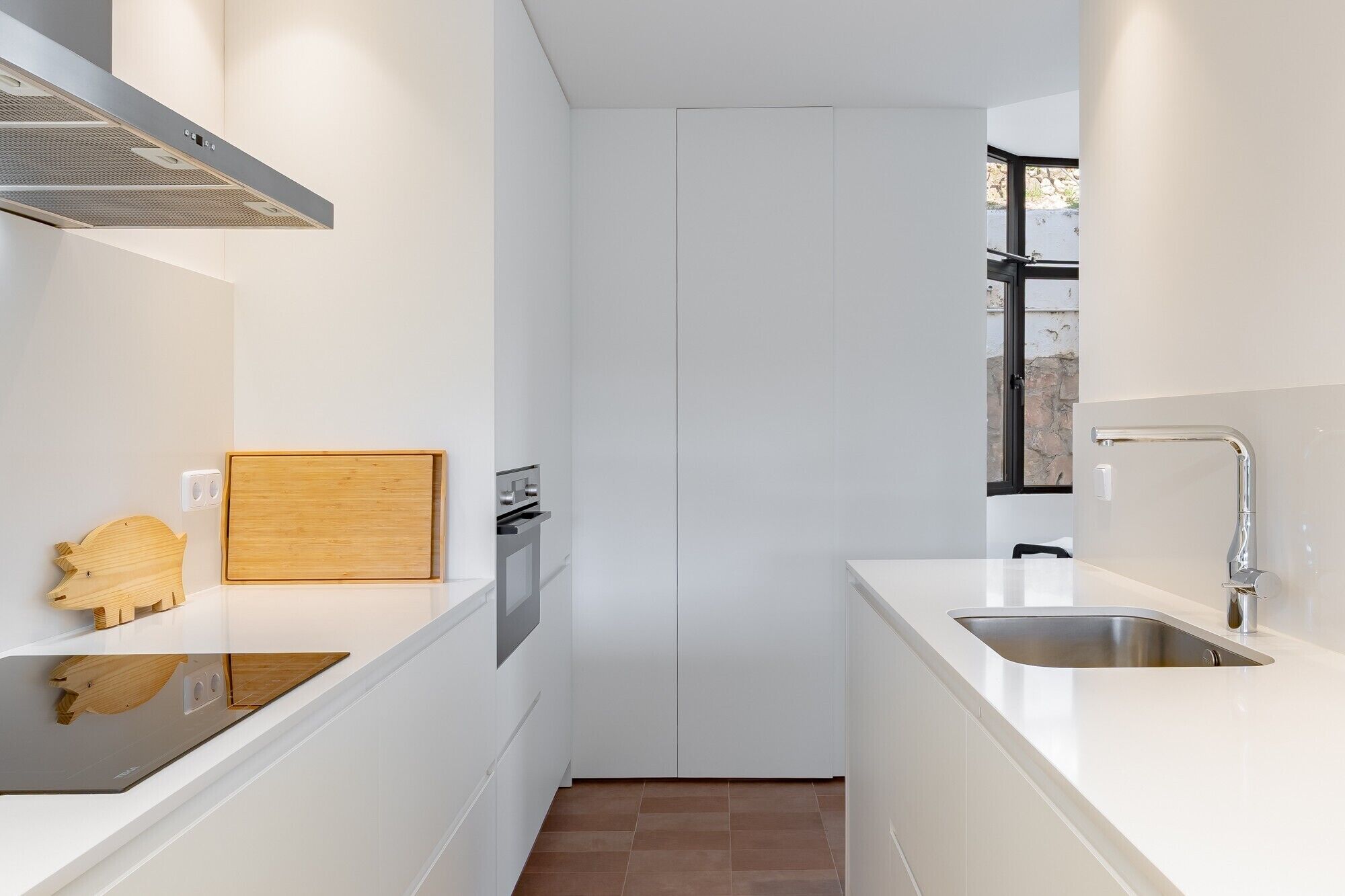 Jääkaappi, mikroaaltouuni, uuni, liesi